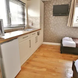 Aparthotel Gloucester Road By Roomsbooked - Free Parking ***